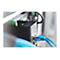 Nahaufnahme eines schwarzen Routers mit blauen Ethernet-Kabeln. Das GerÃ¤t ist in einem Serverschrank eingebaut.