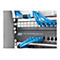 Nahaufnahme eines Netzwerkschalters mit blauen Ethernet-Kabeln. Beschriftung: 8 Port 10/100/1000 Mbps Gigabit Switch.