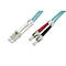 Zwei Lichtwellenleiter-Kabel mit Steckern in Weiß und Rot, verbunden mit blauen Kabeln.