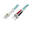 Zwei blaue Glasfaserkabel mit Steckern: weißer LC-Duplex und rote/schwarze ST-Stecker.