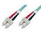 Zwei Lichtwellenleiter-Kabel mit grauen Steckern, roter und schwarzer Ummantelung.