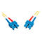 Zwei blaue SC-Duplex-Glasfaserstecker mit gelben Kabeln vor weißem Hintergrund.
