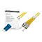Zwei gelbe Glasfaserkabel mit weißen und blauen Steckern; daneben eine Produktverpackung mit Text: DIGITUS Professional Fiber Optic Patch Cord.