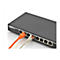 Schwarzer Netzwerk-Switch mit eingesteckten orangefarbenen und grauen Ethernet-Kabeln. Der Switch hat mehrere Ports.
