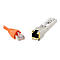 Ein orangefarbenes Ethernet-Kabel und ein silbernes SFP-Modul liegen auf weiÃŸem Hintergrund.