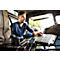 Homme avec ordinateur portable dans la voiture. Appareil photo, disque dur et sac à dos prêts. Travailler à l'extérieur.