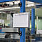 Dokumentenhalter mit Infoblatt an einer blauen Industriesäule befestigt.