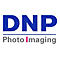 Blaues DNP Logo mit dem grauen Schriftzug Photo Imaging darunter, wobei das I in Pink hervorgehoben ist.