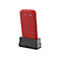 Rotes Mobiltelefon in Ladestation, Detailansicht. Telefon mit Kamera, Lautsprecher, Ladeanschluss.