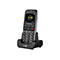 Mobiltelefon, stehend in einer Ladestation. Das Display zeigt die Uhrzeit und das Datum an. Unterhalb der Tastatur sind groÃŸe Tasten angeordnet.