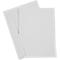 Une enveloppe blanche avec une carte, le tout sur fond blanc.