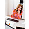 Vrouw aan bureau, denkt na over het toetsenbord. Ze houdt een bril vast. Oranje-roze gestreept overhemd.