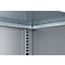 Detailweergave van een hoekverbinding van een metalen plank. Grijze metalen platen, in elkaar grijpend met kleine beugels.