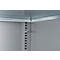 Detailweergave van een kastinterieur. Een zilveren kliksluiting op een grijze metalen wand, met een rij uitsparingen ernaast.
