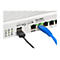 Ein weißes DrayTek Vigor2866 Firewall Gerät, mit USB-Kabel und blauem Netzwerkkabel.