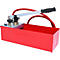 Rote, manuelle Druckpumpe mit Hebel, Manometer und Schlauch.