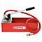Rote KS Tools Druckprüfpumpe. Mit Manometer, Hebel, schwarzem Griff und rotem Schlauch.