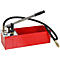 Rote, rechteckige Handpumpe, mit Manometer, Hebel und Schlauch.