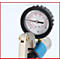 Detailaufnahme eines Manometers, das den Druck in psi und bar anzeigt. Der Zeiger steht bei etwa 50 psi.