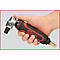 Person hält eine KS Tools Druckluft-Winkelschleifer. Das Gerät hat ein rotes und schwarzes Gehäuse und einen silbernen Kopf.