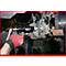 Person repariert Bremse mit Werkzeug, roter Handschuh, KS Tools. Das Bild zeigt Detail des Reparaturvorgangs.