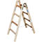 Een open houten ladder, met kettingen en metalen fittingen. "KRAUSE" staat op de ladder.