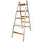 Houten ladder met vier treden, verbonden door een ketting. Een blauw bord is zichtbaar aan de rechterbovenkant.