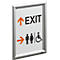 Silberfarbener Rahmen mit Schild: "EXIT" mit Pfeil nach oben und Richtungspfeil zu Toilettensymbolen.