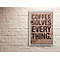 Poster in een zilveren lijst aan een witte bakstenen muur met de tekst Coffee solves everything en koffievlekken.