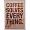 Ingelijste muurdecoratie met de tekst Coffee Solves Everything op een beige achtergrond met koffievlekken.