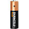 Eine Duracell Plus-Batterie, mit schwarzem unteren Teil und kupferfarbenem oberen Teil. Das Pluszeichen und der Markenname sind deutlich zu sehen.