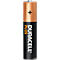 Duracell Plus AA-Batterie. Zylinderförmig, oben kupferfarben, Rest schwarz. Pluszeichen und Logo erkennbar.