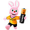Rosa Duracell-Hase hält eine Duracell-Batterie in der Hand. Er trägt ein gelbes T-Shirt und eine schwarze Hose.