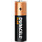 Eine Duracell Plus-Batterie; orange-brauner Pluspol, schwarzer Korpus mit weißem Schriftzug. 