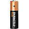 Een Duracell Plus batterij; oranje-bruine pluspool, zwarte behuizing met witte letters.