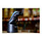 Ein schwarzer Barcodescanner steht in seiner Ladestation. Auf der Basis ist das Wort socket mobile geschrieben.