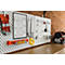 Gereedschapsbord met gereedschap, tekening, handschoenen en waterpas.