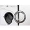 Een grijze deurmat ligt in de geopende trommel van een witte wasmachine.