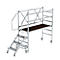 Échafaudage avec escalier, plateforme de travail et roues sur fond blanc.
