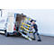 Un homme pousse un échafaudage hors d'une camionnette. Marquages jaunes et noirs sur la rampe. Inscription : FlexxTower, Munk.