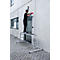 Un homme travaille sur un mur, debout sur une plateforme de travail. Le mur est blanc et possède une porte et une fenêtre.