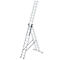 Échelle en aluminium extensible sur fond blanc. Une partie de l'échelle est inclinée.