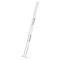 Échelle extensible, placée en diagonale sur un fond blanc. L'échelle est constituée de barreaux et de supports de couleur argent.