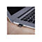 Schwarzer USB-Stick steckt in einem silbernen Laptop. Auf dem Stick steht EDIMAX. Das Laptop liegt auf einem Holzbrett.