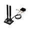 Ein schwarzes WLAN-Modul mit zwei Antennen, verbunden mit einer Platine.