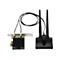 Ein WLAN-Adapter mit zwei Antennen. Schwarze Kabel verbinden die Karte mit den Antennen.