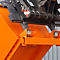 Nahaufnahme eines orangefarbenen Anbauteils mit metallischen Elementen.