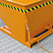 Orangener Container mit gelb-schwarzem Warnstreifen. Ein Drahtseil und eine Kette sind am Container befestigt.