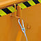 Nahaufnahme: Orangefarbene Metallkonstruktion mit Haken und Karabinerhaken, Gelb-Schwarz-Markierung.