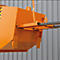Orangener Industriebehälter mit gelb-schwarzem Warnstreifen. Metallkonstruktion, hängend. Hintergrund grau-weiß.
